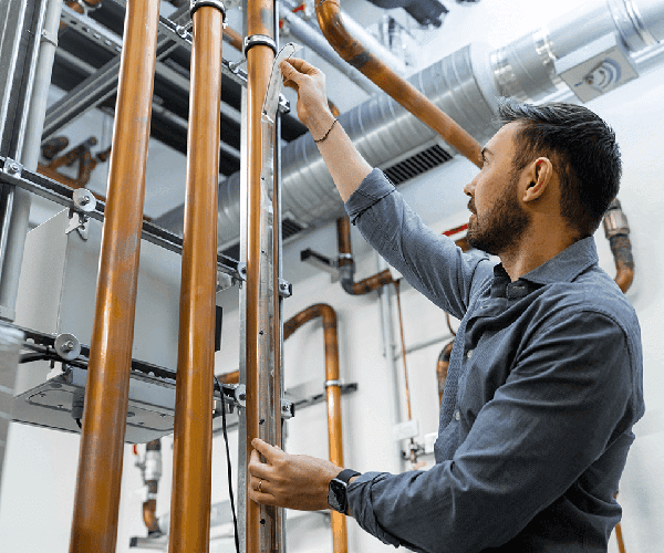 Großflächige Temperaturüberwachung: Einfache und nicht-invasive Anbringung der Sensorfolie durch Temperaturmessung Wärmespeicher / Easy, non-invasive installation of the sensor film for large-area temperature monitoring in heat storage tanks
